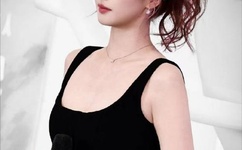 坐到桌上腿张开H